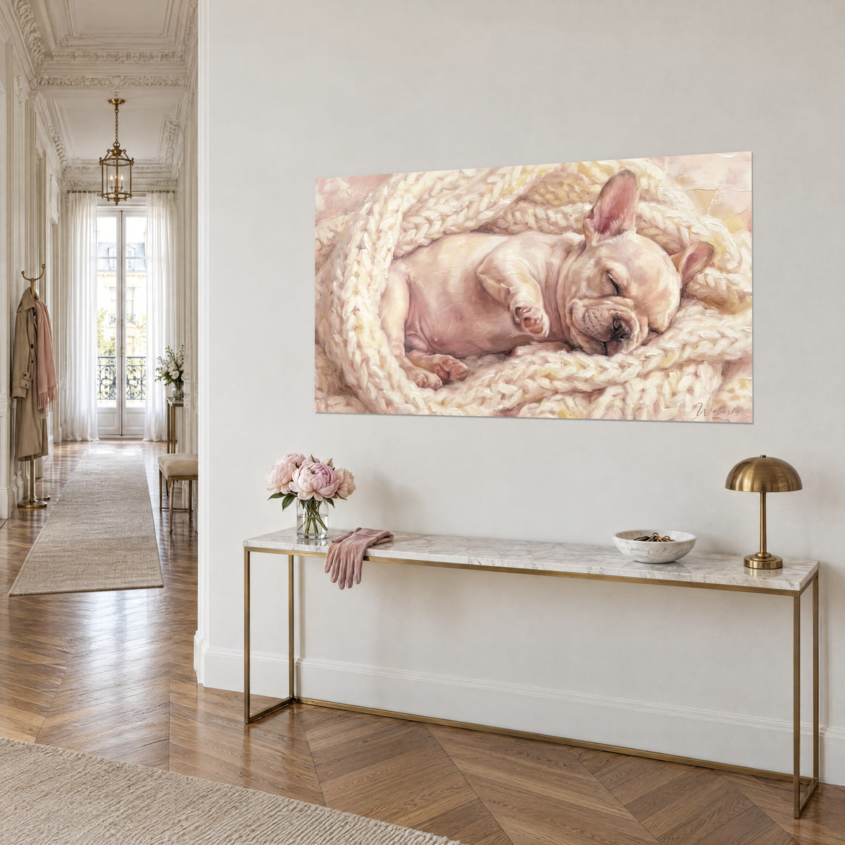 Πίνακας κουταβιού κουλουριασμένου σε εκρού χοντροπλεκτή κουβέρτα, ροζ όρθια αυτιά, απαλό ροζ φόντο, σε τοίχο αρχιτεκτονικής Haussmann