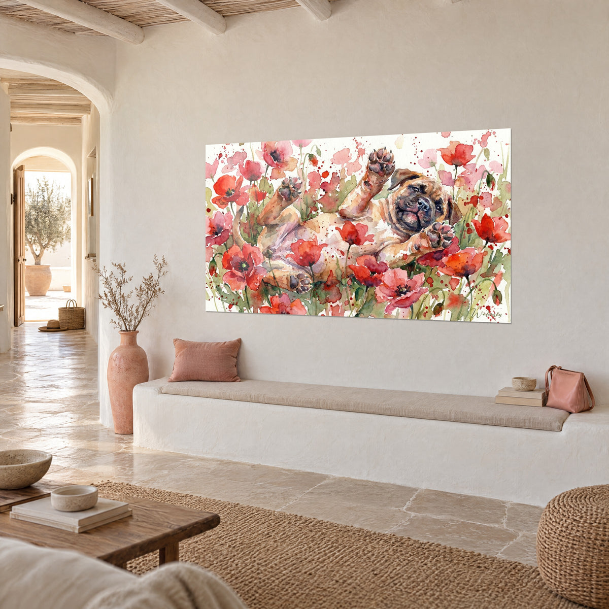 Cuadro cachorro de mastín atigrado, nariz negra y hocico arrugado, rodeado de amapolas escarlata y follaje verde, sobre una pared crema en vista de tres cuartos