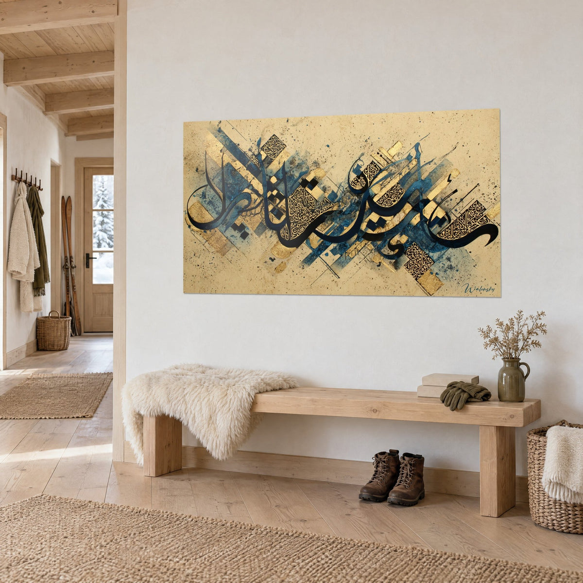 Schilderij met golvende Arabische letters op zandkleurige achtergrond, gouden en blauwe glansjes, boven een houten bank in de hal