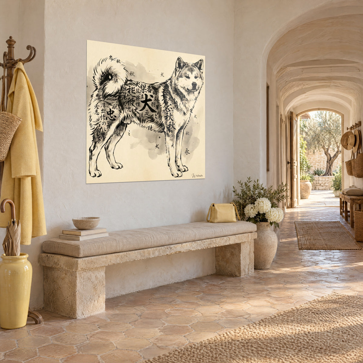 Quadro cane giapponese in piedi con la coda arricciata, calligrafia nera e lavis grigio su avorio, in un corridoio a volta con piastrelle di cotto
