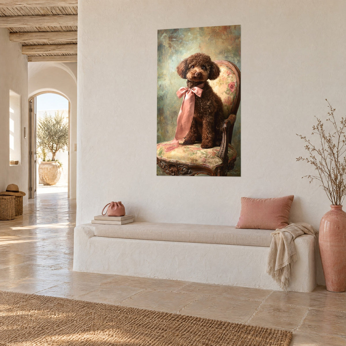Tableau chien frisé brun noué de satin rose, assis sur un siège doré à fleurs, mur blanc chaux et banquette méditerranéenne