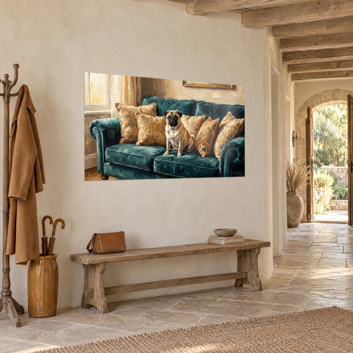 Quadro piccolo bulldog crema che troneggia su un divano verde profondo con cuscini ocra, pittura a olio spessa, casa di campagna in pietra