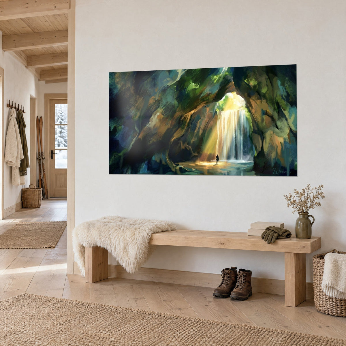 Gemälde Wasserfall in goldenem Sonnenlicht unter einem dunkelgrünen Felsgewölbe, an einer weißen Wand über einer Holzbank im Chalet-Stil