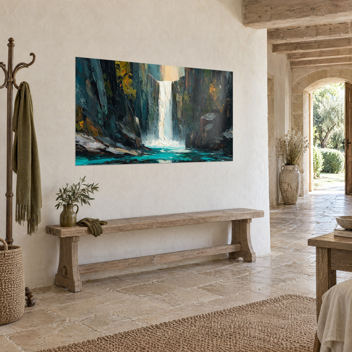 Quadro cascata lattiginosa che precipita da una parete di basalto, pozza turchese e fogliame giallo, vista di tre quarti, casa in pietra