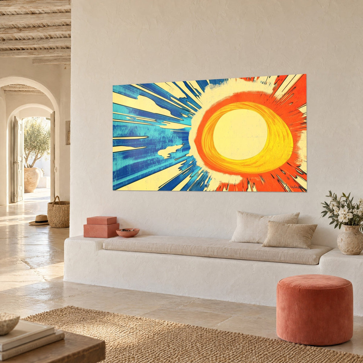 Tableau astre en spirale jaune doré cerné de flammes orange, éclats bleu cobalt, au mur d'un séjour blanc voûté