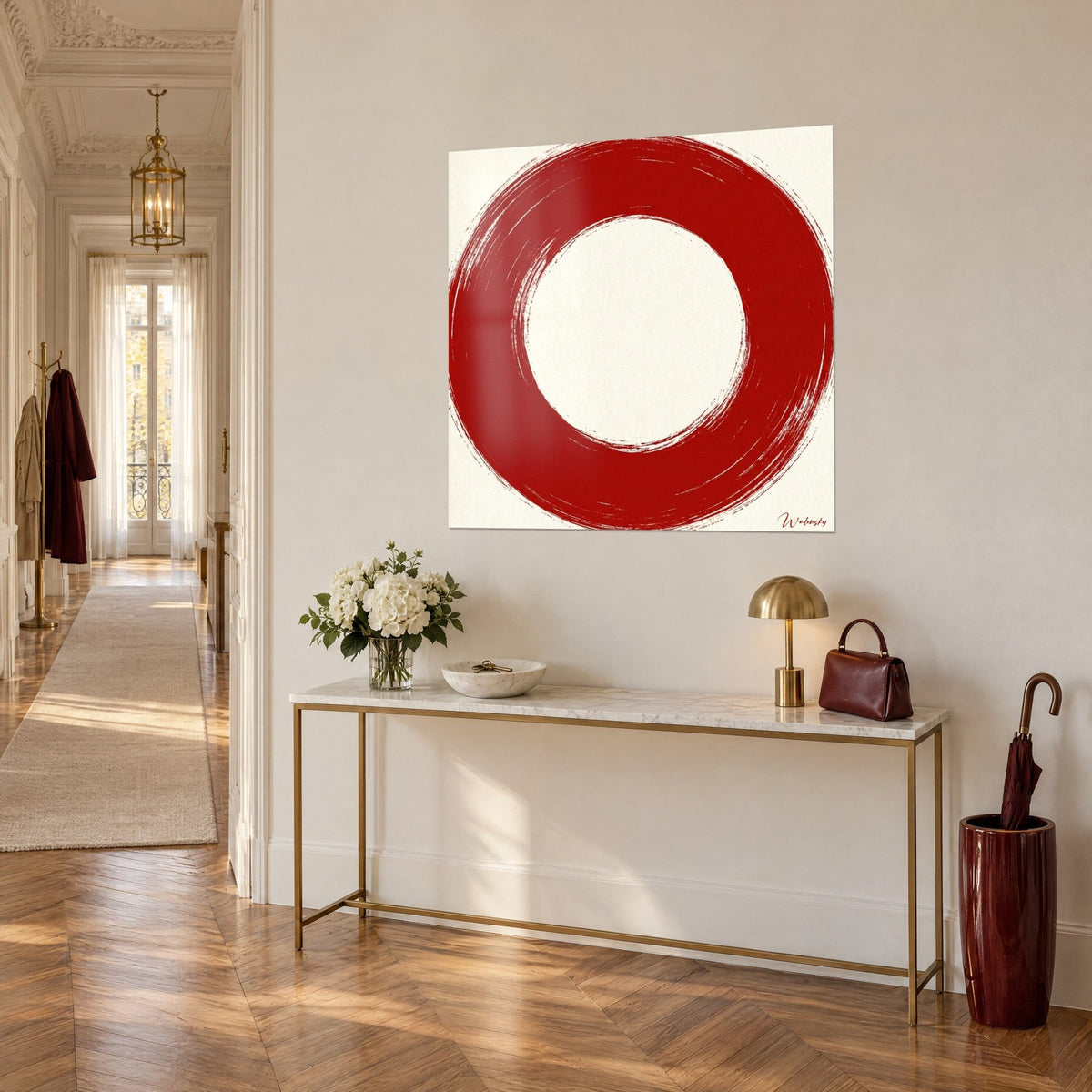 Quadro anello porpora con pennellate, fondo avorio, visto di tre quarti, sopra una consolle dorata nell'ingresso