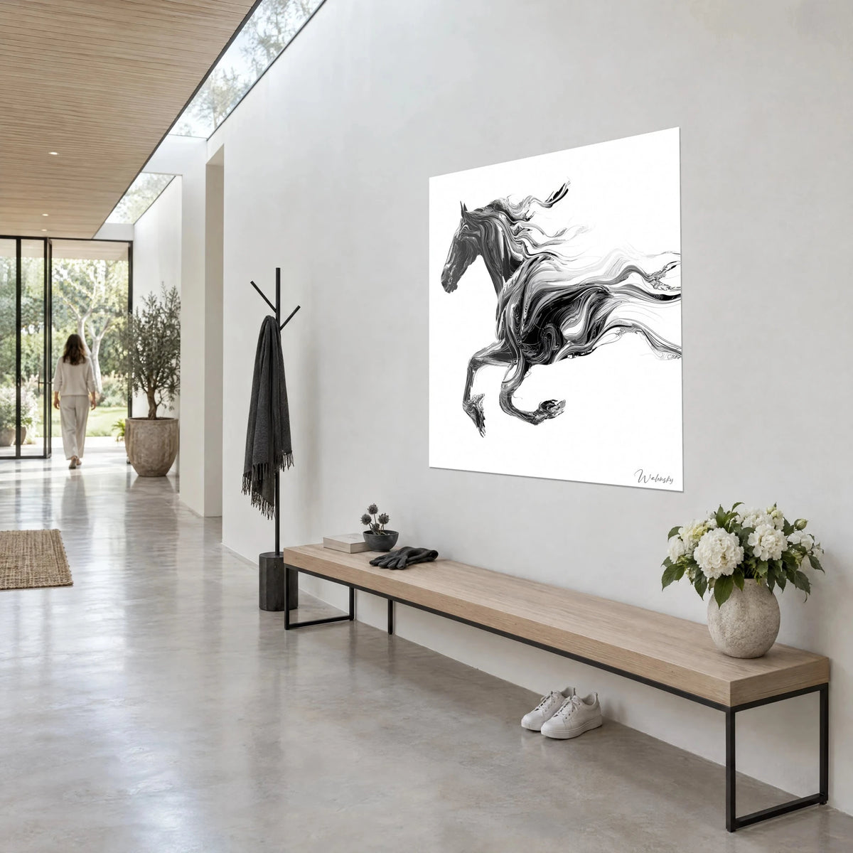 Tableau étalon fluide aux volutes d'encre noire et argentée, sabots repliés en plein bond, accroché dans un couloir en béton clair