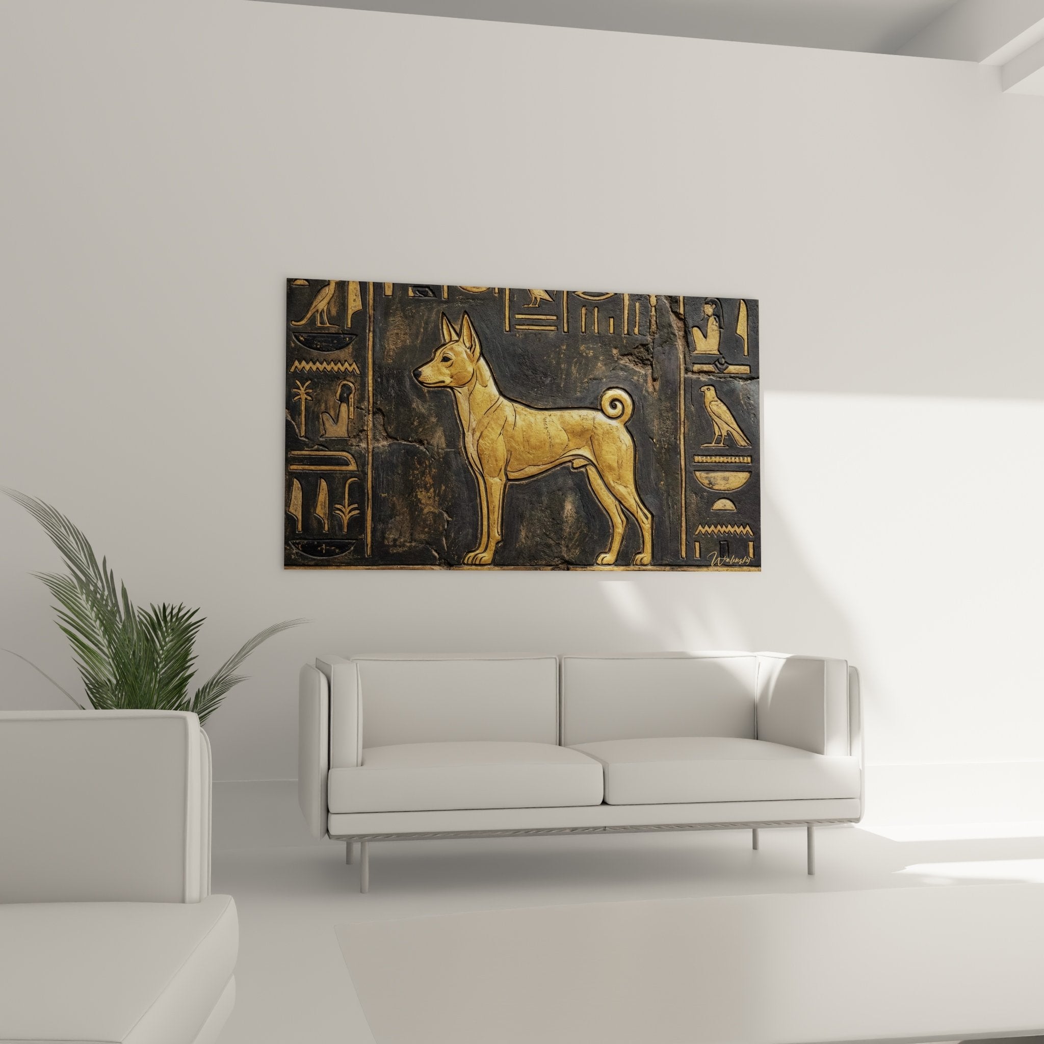 Détail rapproché chien doré gravé style égyptien, hiéroglyphes ciselés et rehauts dorés sur pierre grise