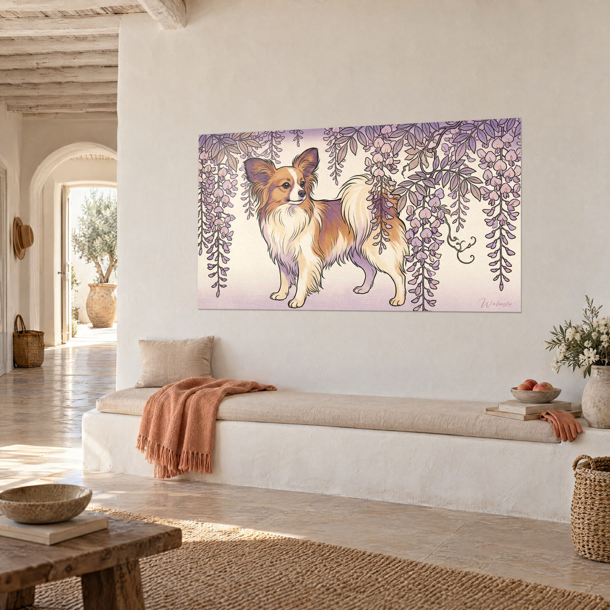 Cuadro de spaniel enano de cola blanca plumosa, pelaje rojizo y marfil entre racimos lilas, en la pared de una casa mediterránea