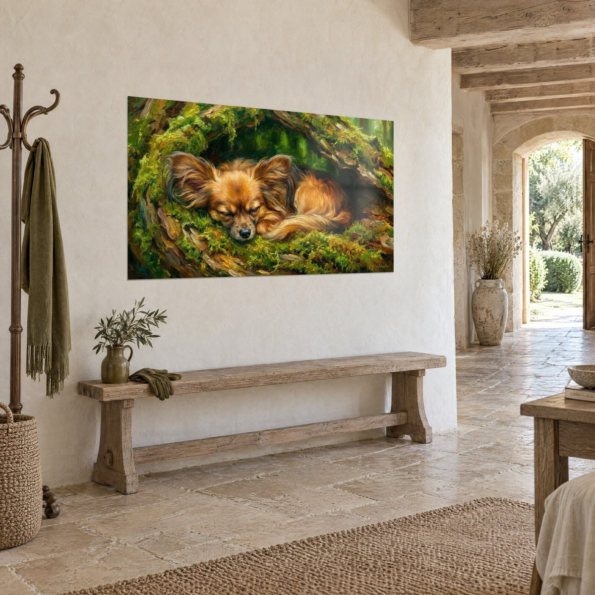 Schilderij klein hondje met grote gefranjerde oren, koperkleurige vacht opgekruld op een bed van levendig groen mos, houten bank, driekwartaanzicht