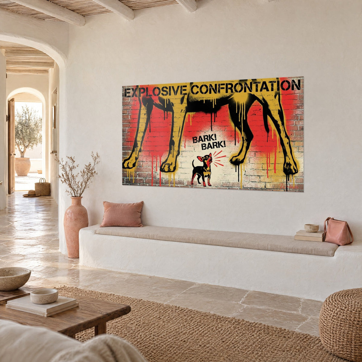 Tableau petit chien noir hurlant sous un dobermann en pochoir, fond de briques rouge et ocre, mur blanc chaulé d'une maison provençale