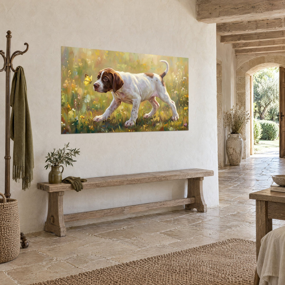 Schilderij jonge chocoladekleurig gevlekte hond die door het groene gras en de gele bloemen loopt, gestuukte muur, houten bank, stenen huis