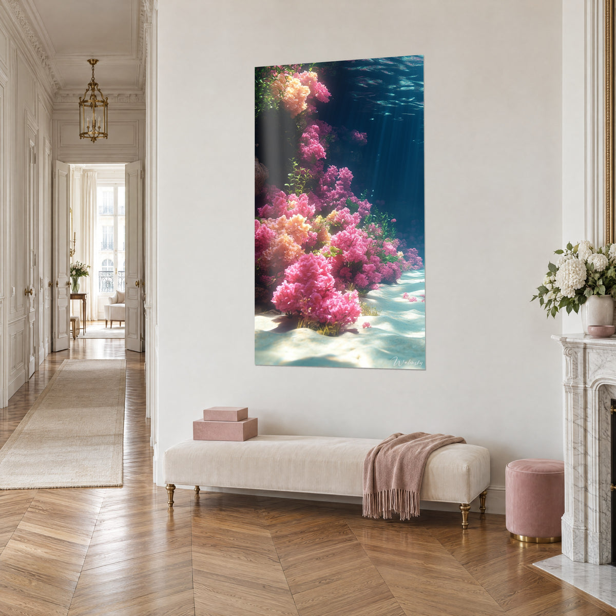 Schilderij rif met magenta en perzikkleurige koraaltrossen op lichte zand, diepblauw bovenin, driekwartzicht in een woonkamer in Haussmann-stijl