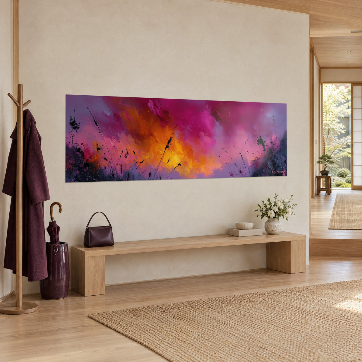 Schilderij met een vlammende lucht in magenta en amber, dikke paletmesstrepen, crèmekleurige muur en lichte houten bank in driekwartzicht
