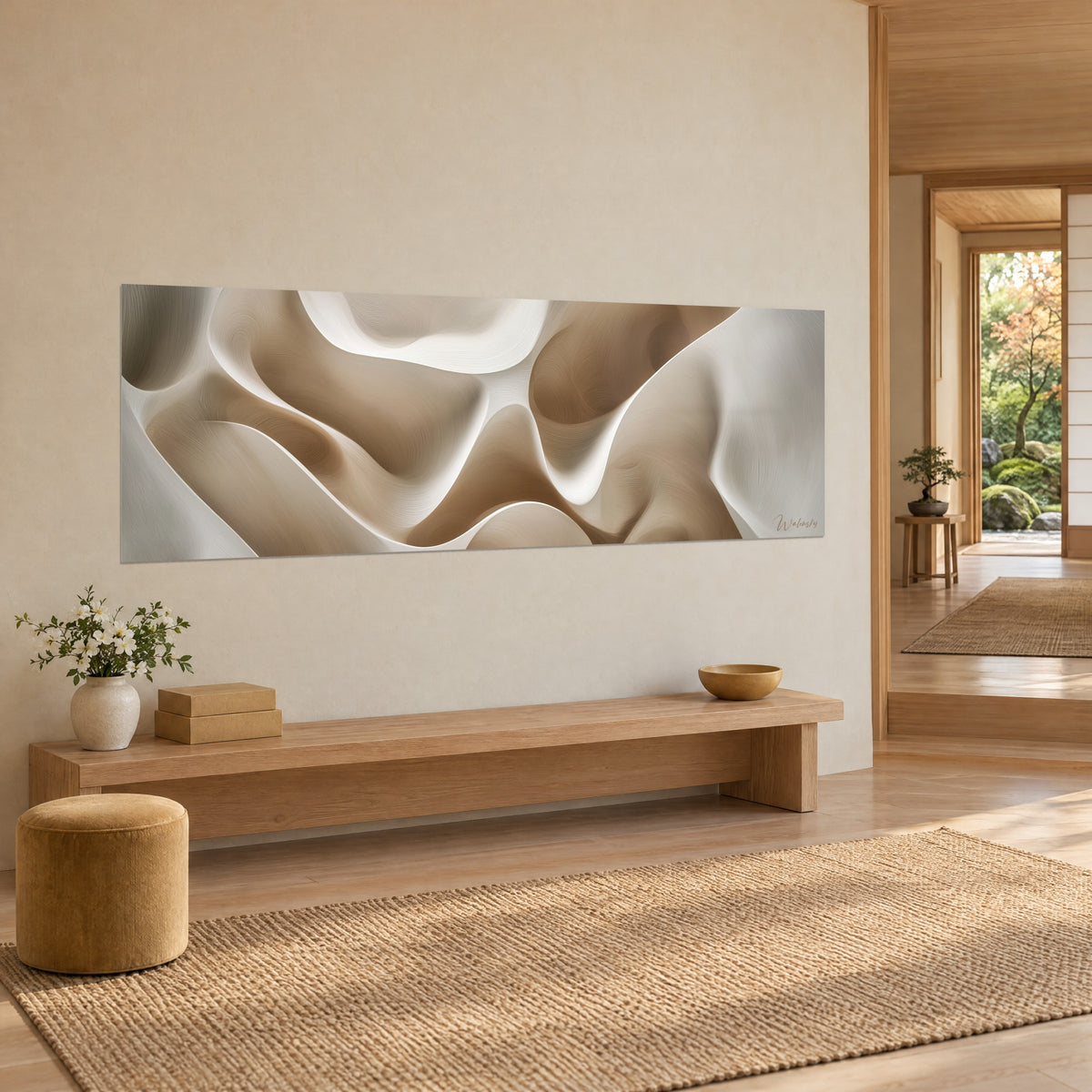 Quadro con ondulazioni di pietra levigata, pieghe crema e tortora con fini solcature, visto di tre quarti in un corridoio japandi