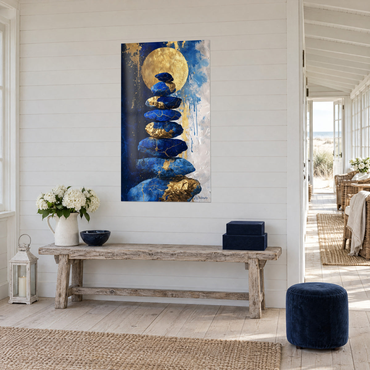 Schilderij stapel blauwe stenen met gouden kintsugi-aders, gouden zon op een marineblauwe achtergrond, gebleekte houten console, driekwartaanzicht