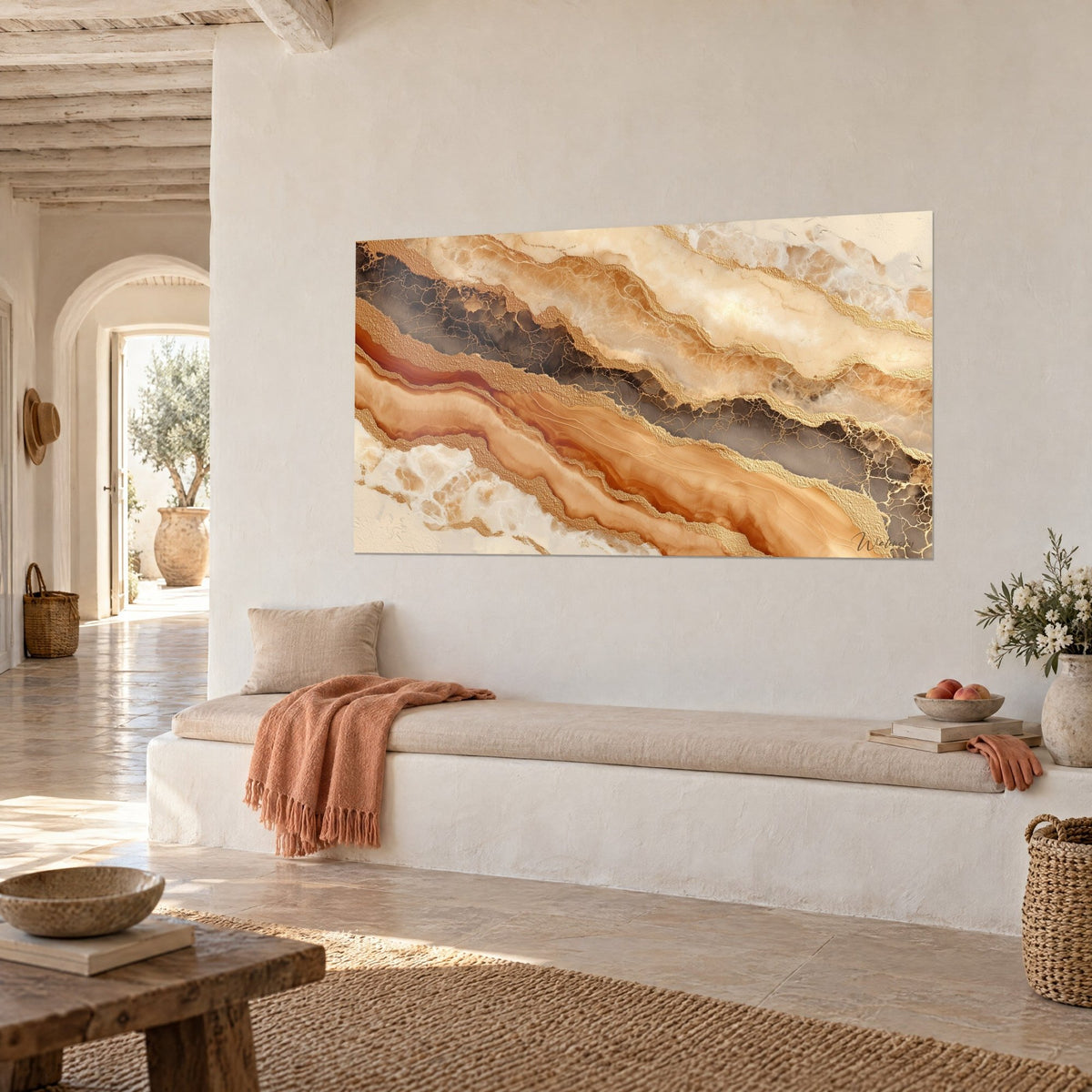 Tableau strates d'onyx ambre et gris taupe liserées d'or, accroché en vue de trois-quarts, banquette blanche, maison méditerranéenne