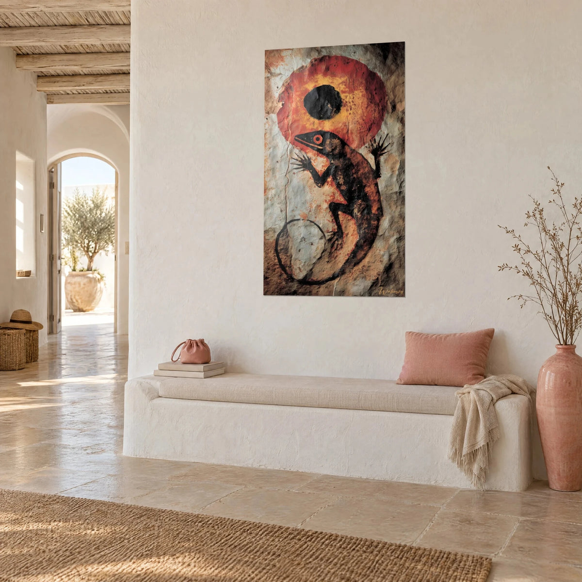 Tableau salamandre rupestre à la pupille cerclée de rouge, soleil noir et fond de roche beige, banc blanc et coussin rose