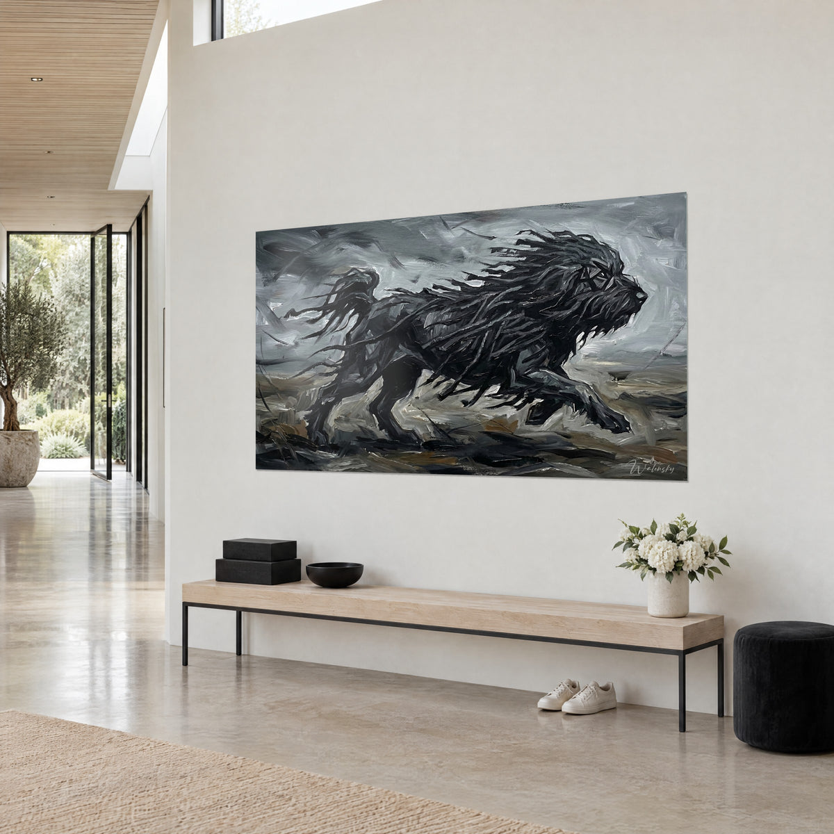 Quadro felino scuro dalle ciocche spezzate che balza su terra ocra, sfondo grigio ardesia e bianco, su una parete d'architetto