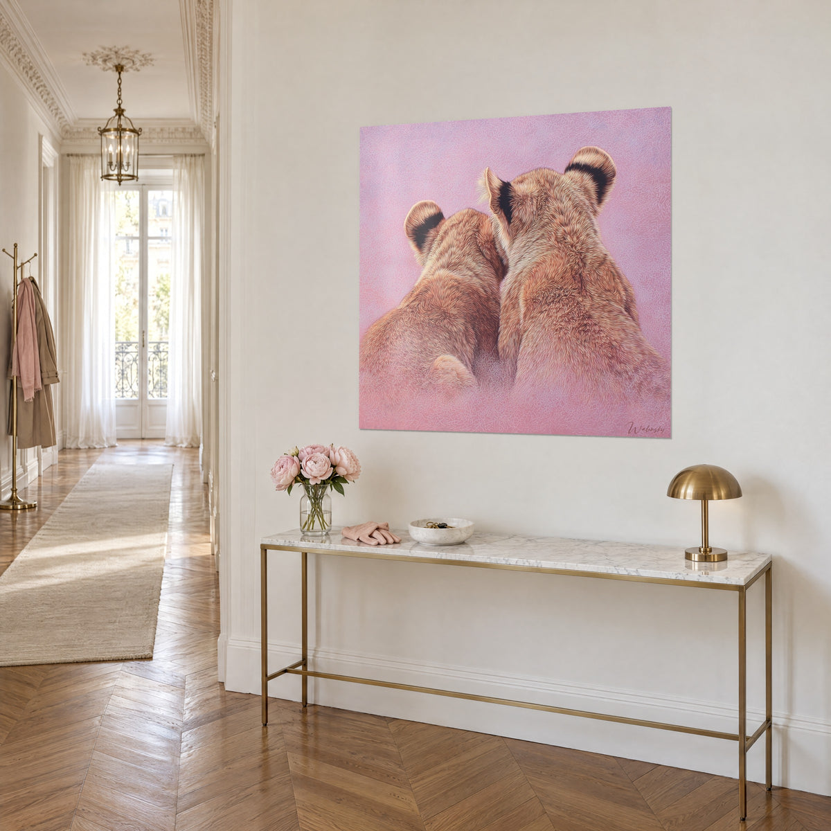 Schilderij paar kleine katachtigen tegen elkaar aan gekropen, oren met zwarte rand, amberkleurige vacht op roze achtergrond, driekwart zicht, vergulde console
