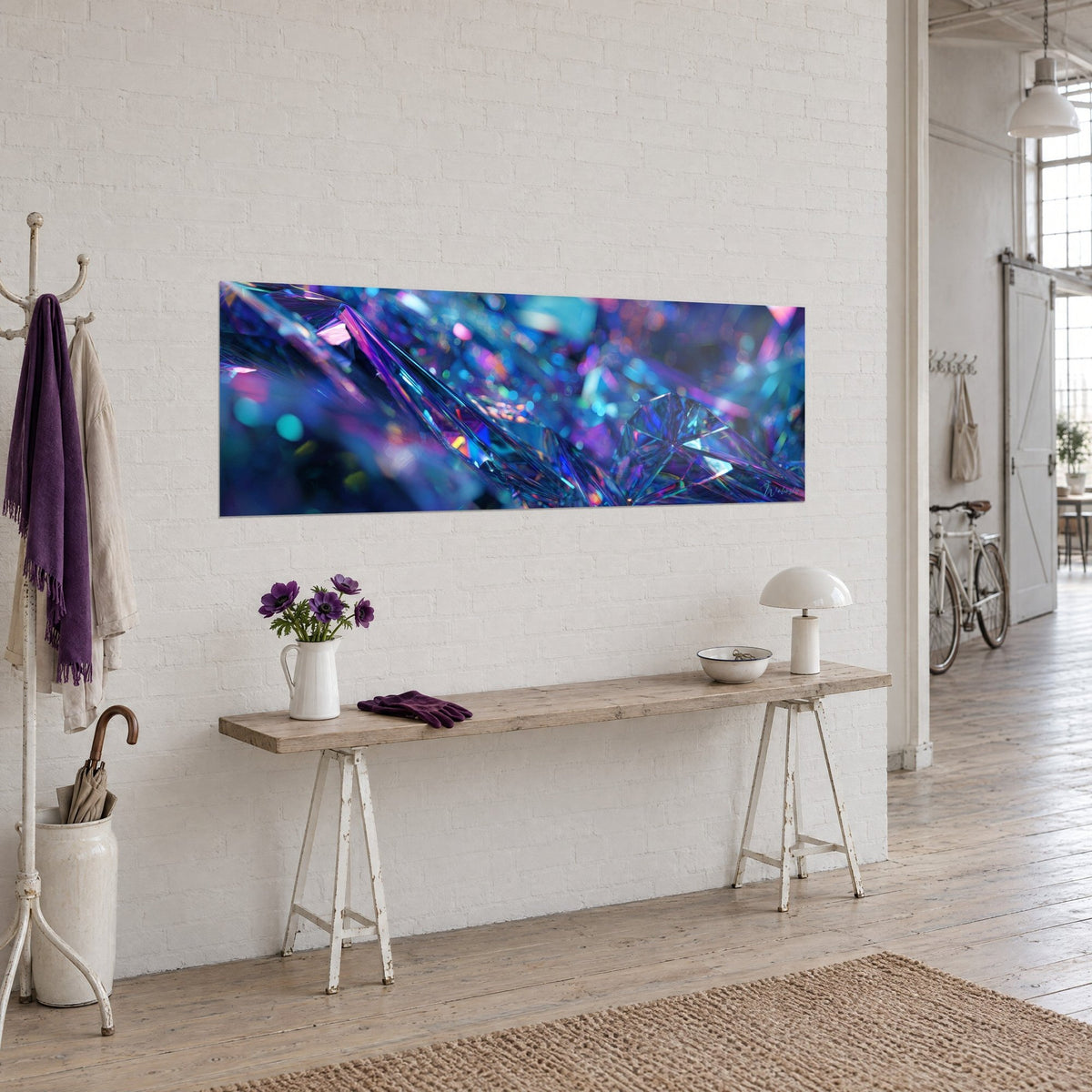 Schilderij lichtprisma met magenta en elektrisch blauwe facetten, driekwart gezien boven een houten console, kunstenaarsloft