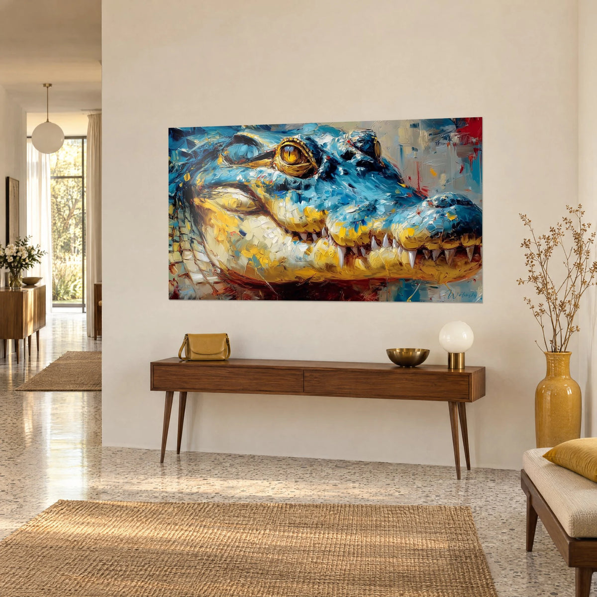 Tableau reptile géant à l'œil doré cerclé de jaune, crocs ivoire et museau turquoise, en vue de trois-quarts dans une entrée claire