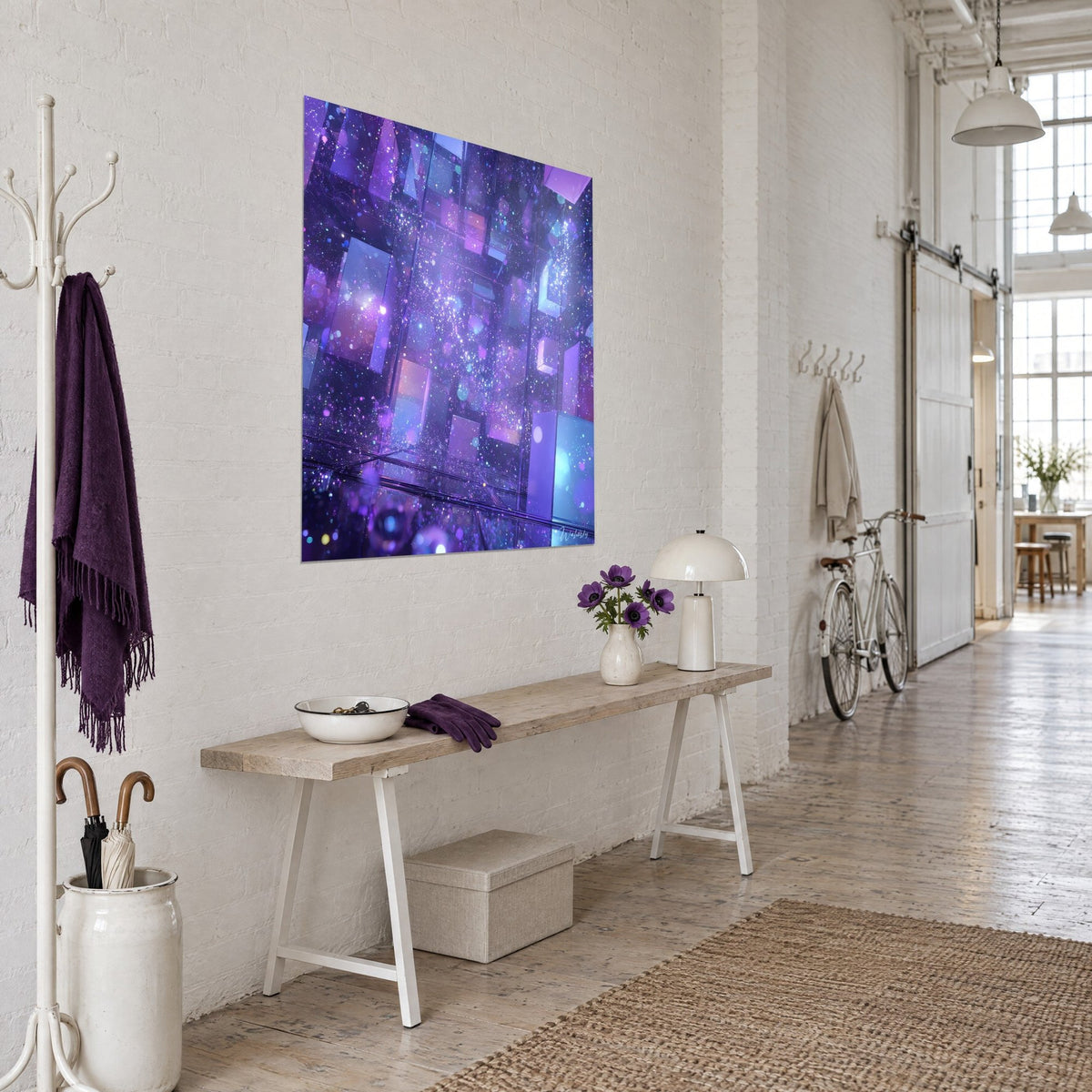Quadro galassia di specchi, prismi malva e turchese punteggiati di stelle, visto di tre quarti su una parete bianca del loft
