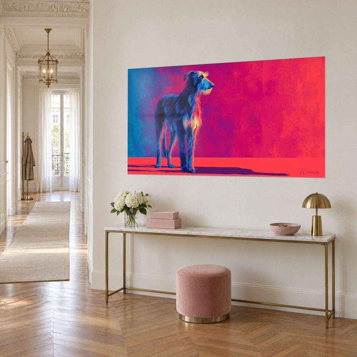 Quadro lupo irlandese dal pelo ruvido, sagoma indaco e frange dorate su parete magenta, console in ottone, corridoio in stile haussmanniano