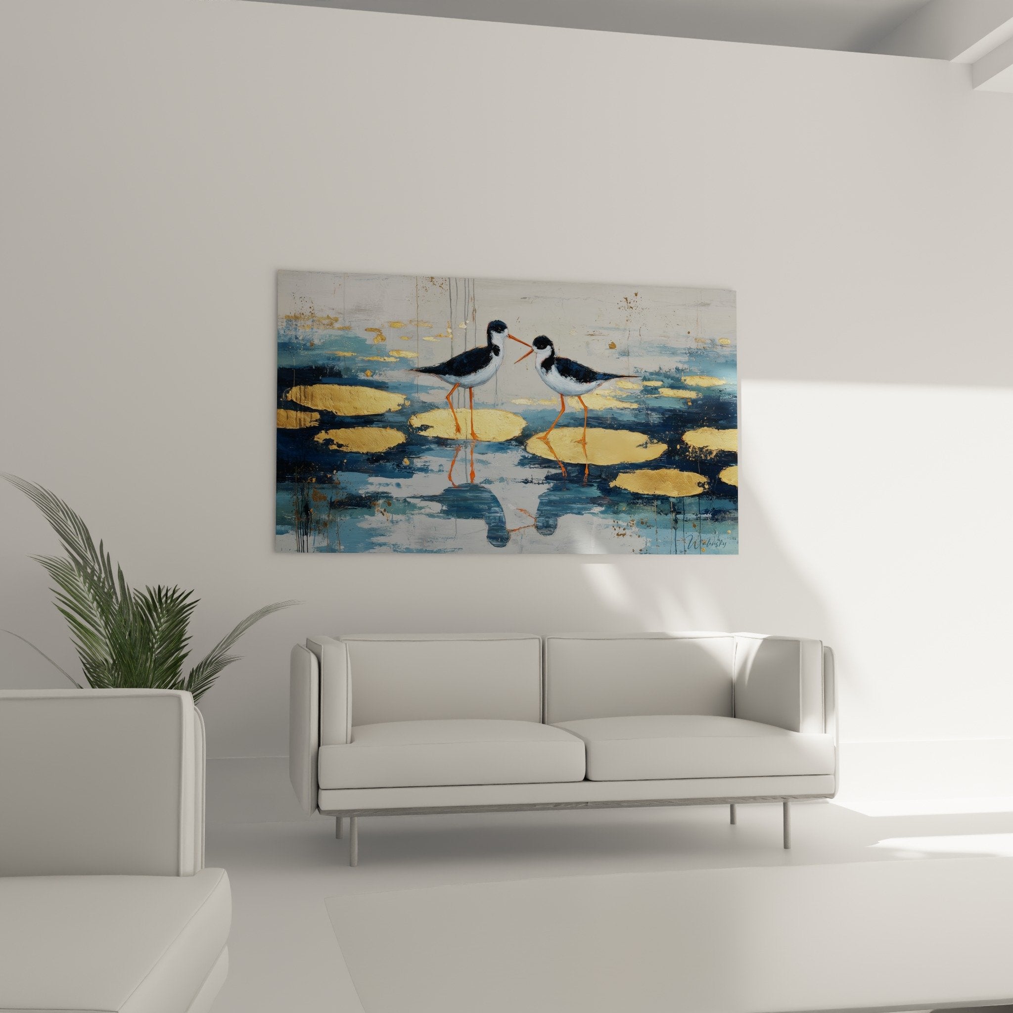 Detail gros plan echassiers pattes orange reflets dores sur eau bleue texture peinture artistique