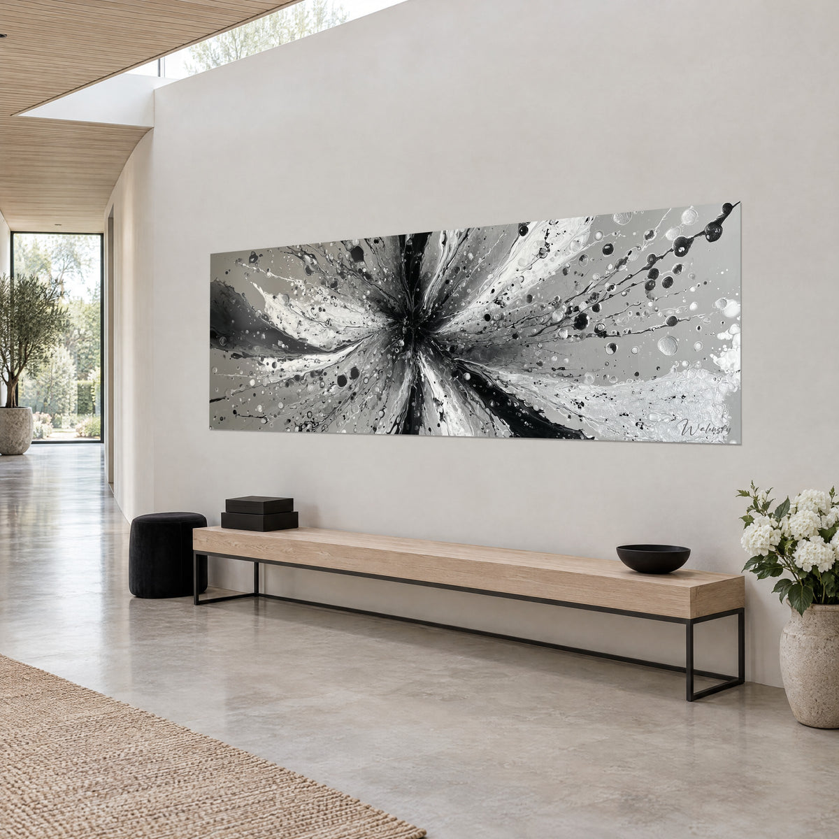 Schilderij uitgebarsten inktbloem, zwart-witte bloemblaadjes op grijze achtergrond, schuine kijkhoek, beige muur en lichte houten bank