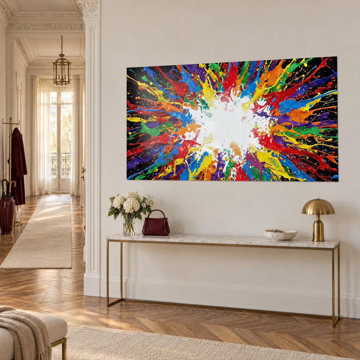 Quadro schizzi radiosi arancioni e viola attorno a un cuore bianco, su parete color crema accanto a una consolle dorata