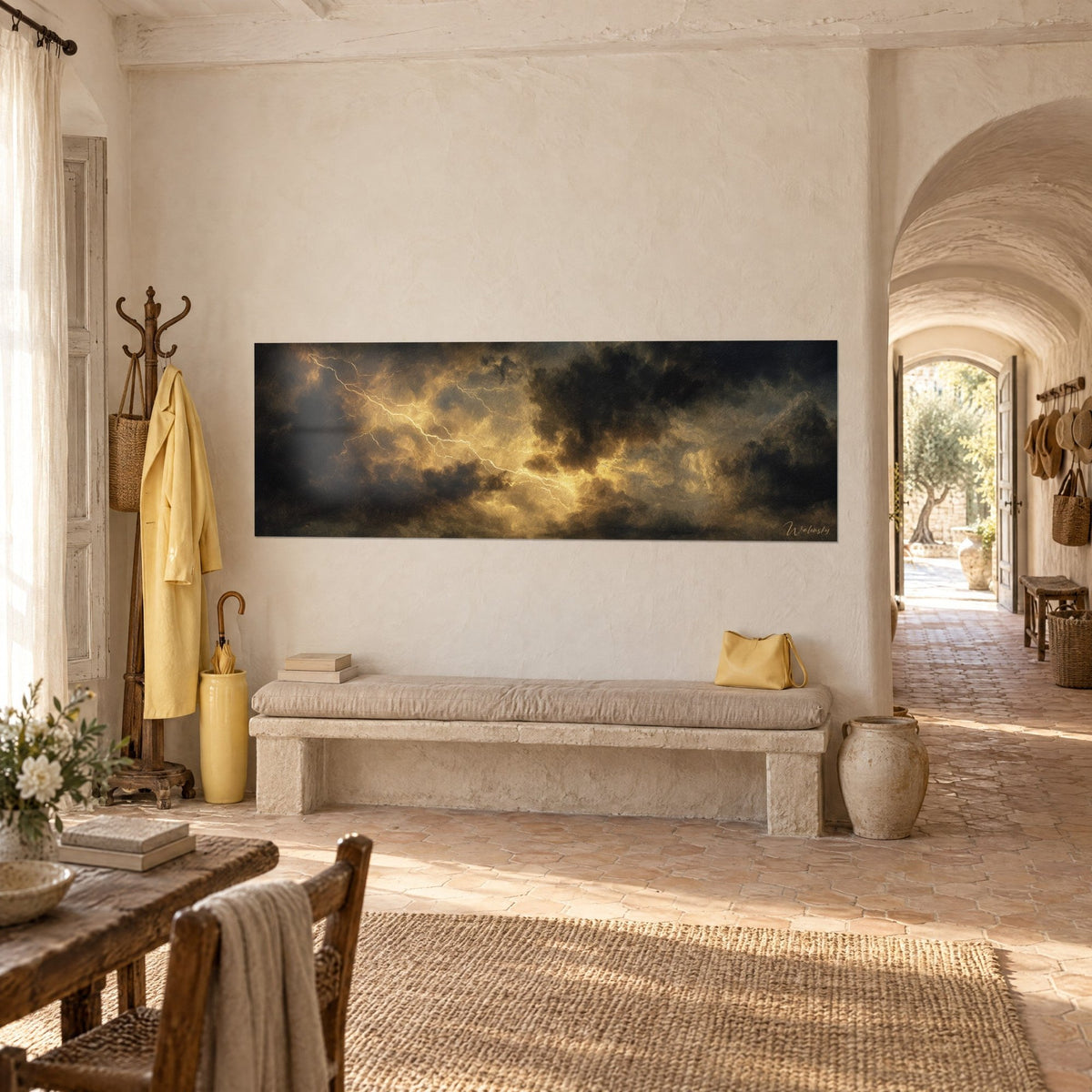 Tableau orage panoramique, foudre ocre et nuées charbon, accroché au-dessus d'un banc de pierre dans une entrée provençale