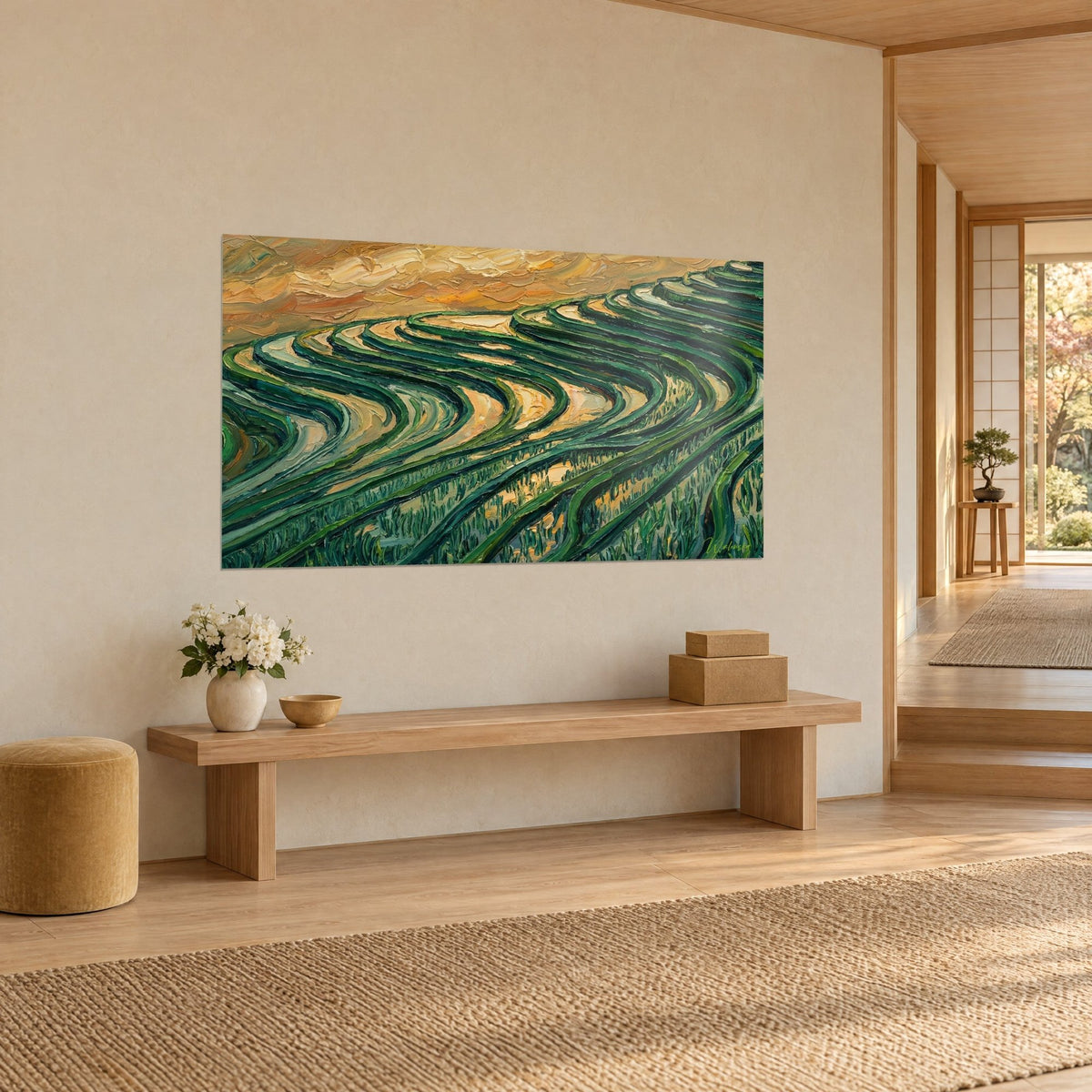Quadro gradoni di riso sinuosi in verde abete e oro ambrato, pennellate decise a spatola, visto di tre quarti in un corridoio japandi