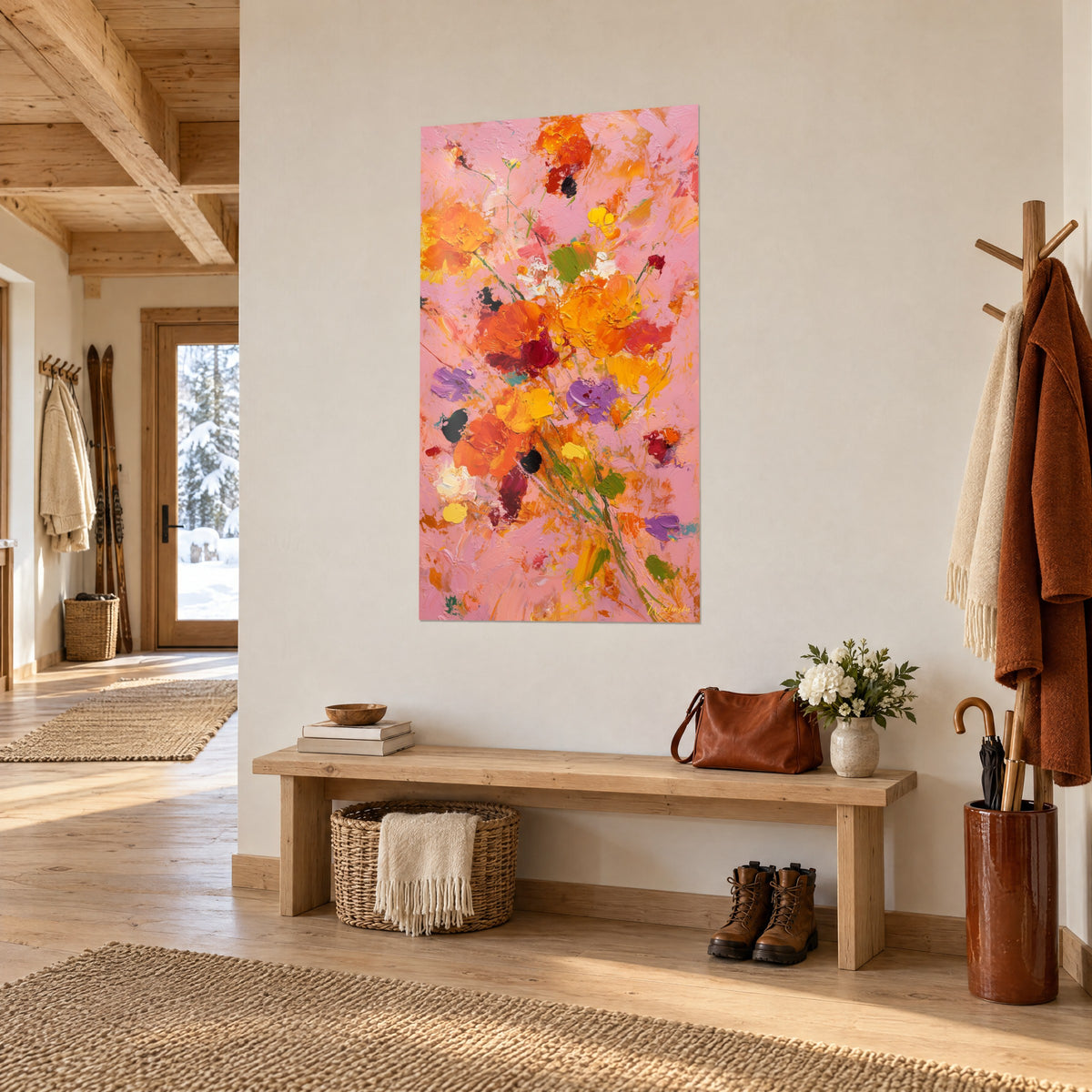 Tableau fleurs en pâte épaisse jaune safran et carmin sur fond rose poudré, accroché près d'un banc en bois dans l'entrée