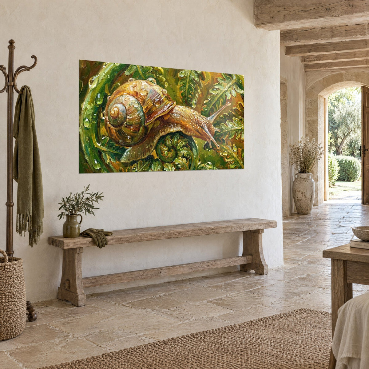 Quadro gasteropode color rame dalle antenne erette, fogliame verde oliva e oro, vista di tre quarti, panca in legno e pietra