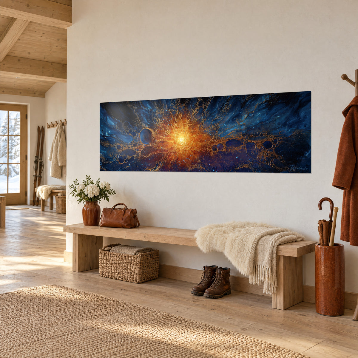Cuadro supernova flamígera, núcleo naranja incandescente y volutas azul marino, colgado en una pared blanca de entrada de chalet