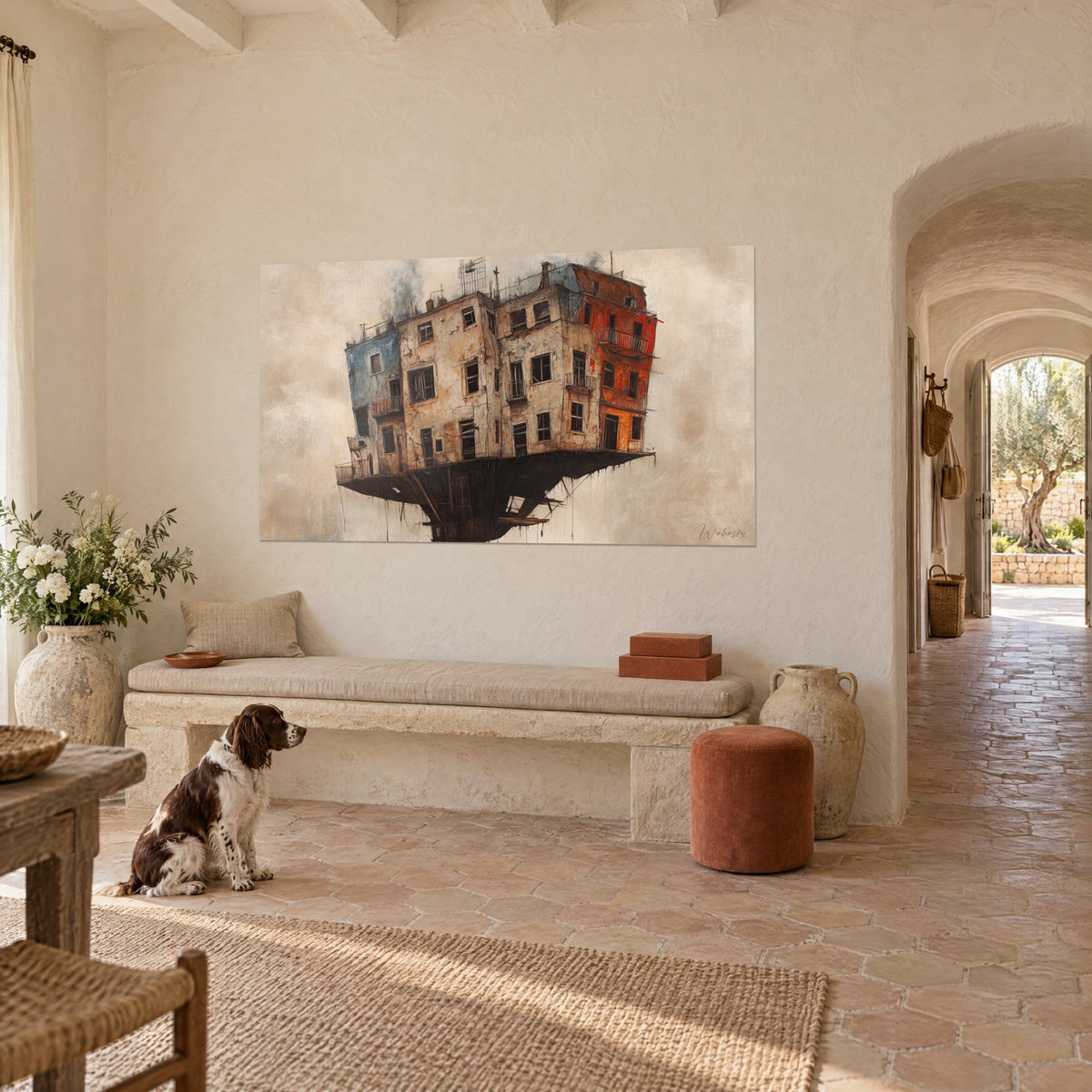Quadro casa sospesa in rovina, muri beige crepati e tetto arrugginito, vista di tre quarti, spaniel seduto in un casolare provenzale