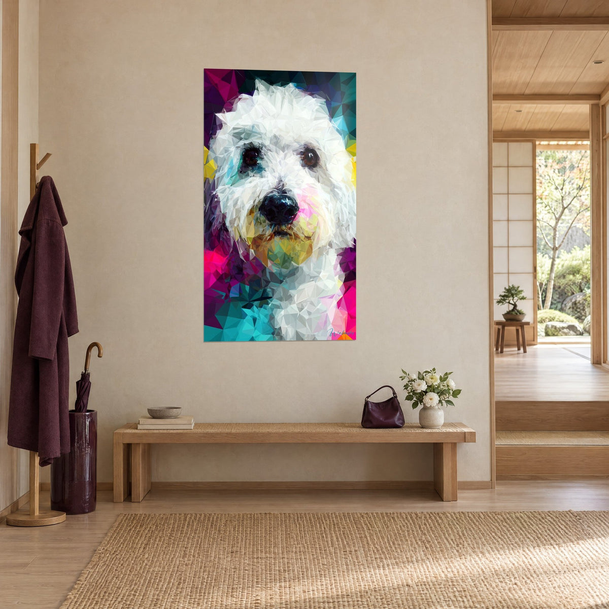 Gemälde Hund mit schneeweißem Fell in gelben und rosafarbenen Polygonen, cremefarbene Wand, Holzbank und pflaumenfarbene Tasche, Dreiviertelansicht