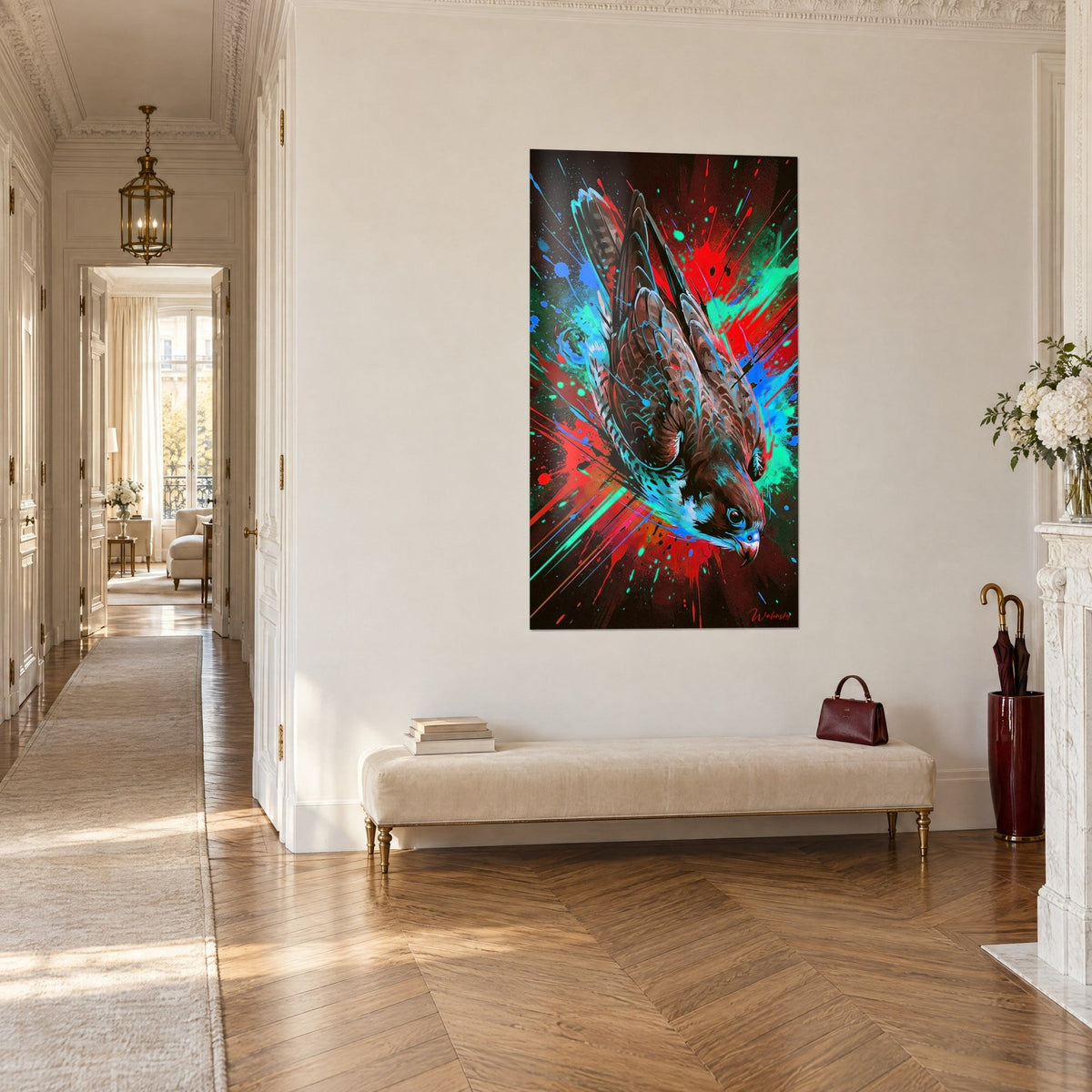 Cuadro ave rapaz de plumas cobrizas en picado, chorros de pintura rojo intenso y verde menta, pasillo haussmanniano con banqueta beige