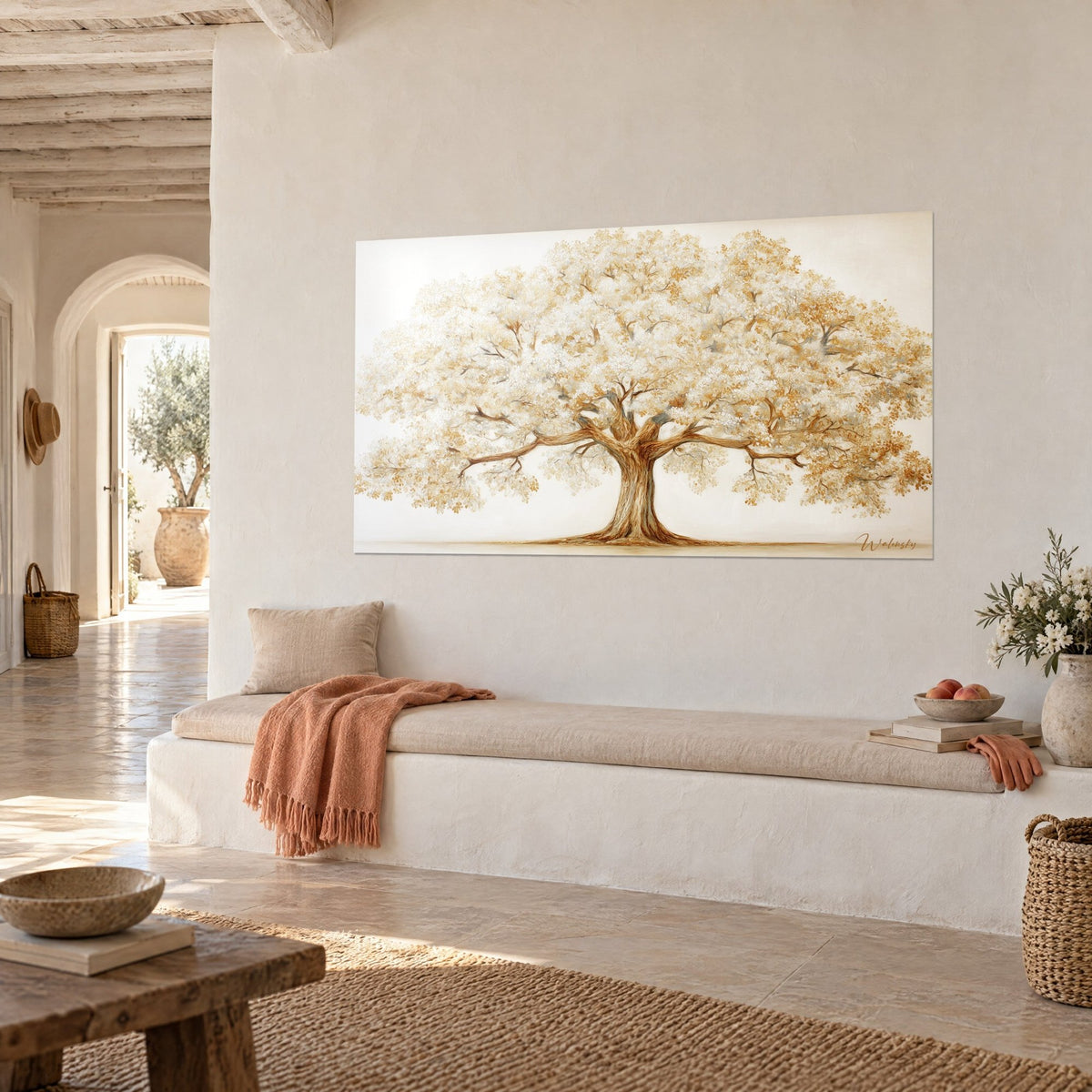 Tableau arbre de vie aux branches ocre et cuivre, feuilles beiges en relief, fixé dans une maison méditerranéenne aux murs chaulés