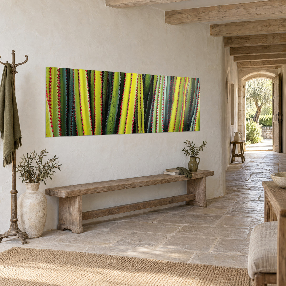 Cuadro de tallos de planta suculenta en verde abeto y amarillo ácido, espinas carmesí como encaje, sobre un muro de piedra junto a un pasillo abovedado