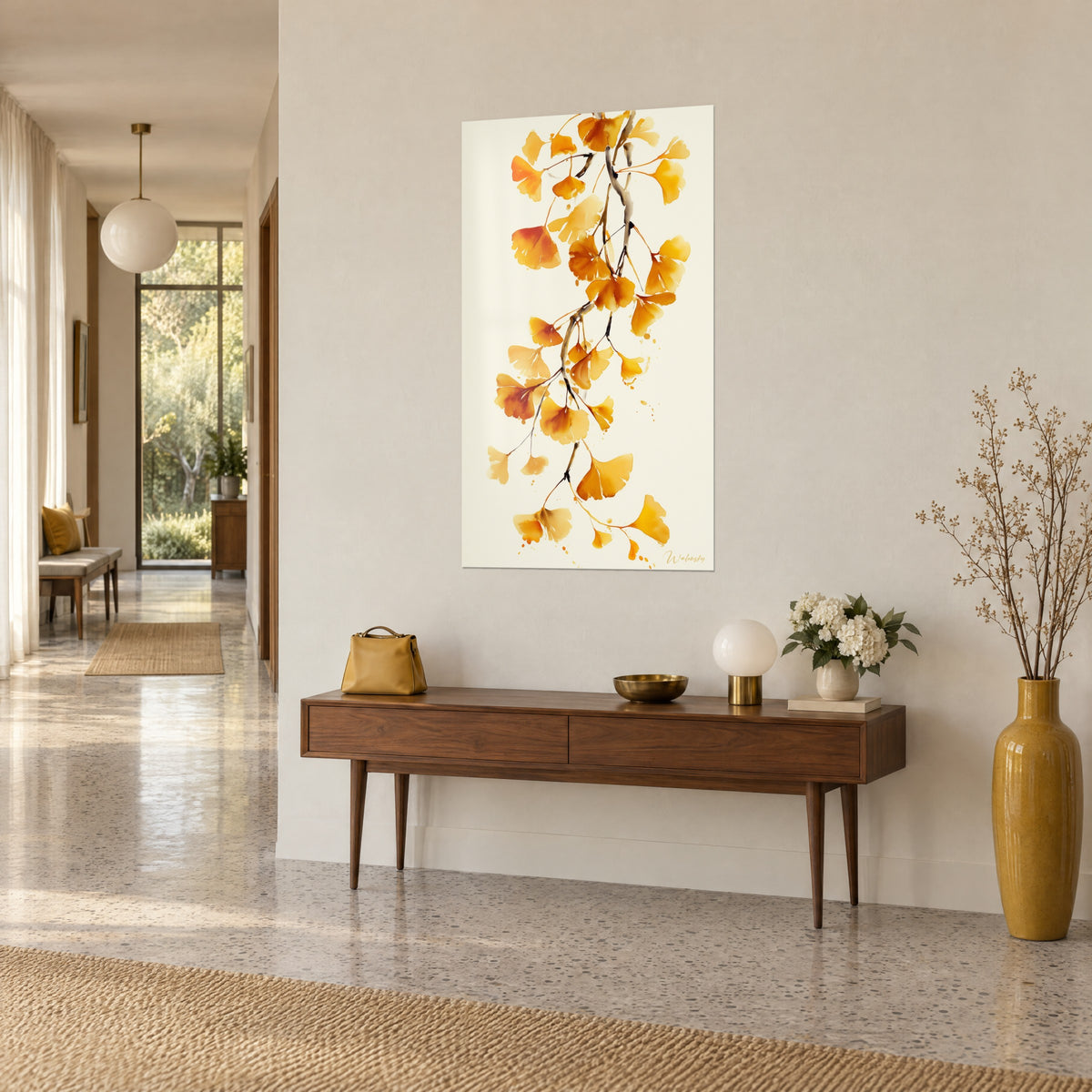 Schilderij hangende tak met ockerkleurige en oranje waaiervormige bladeren op ivoorkleurige achtergrond, houten console en mosterdgele vaas, gang