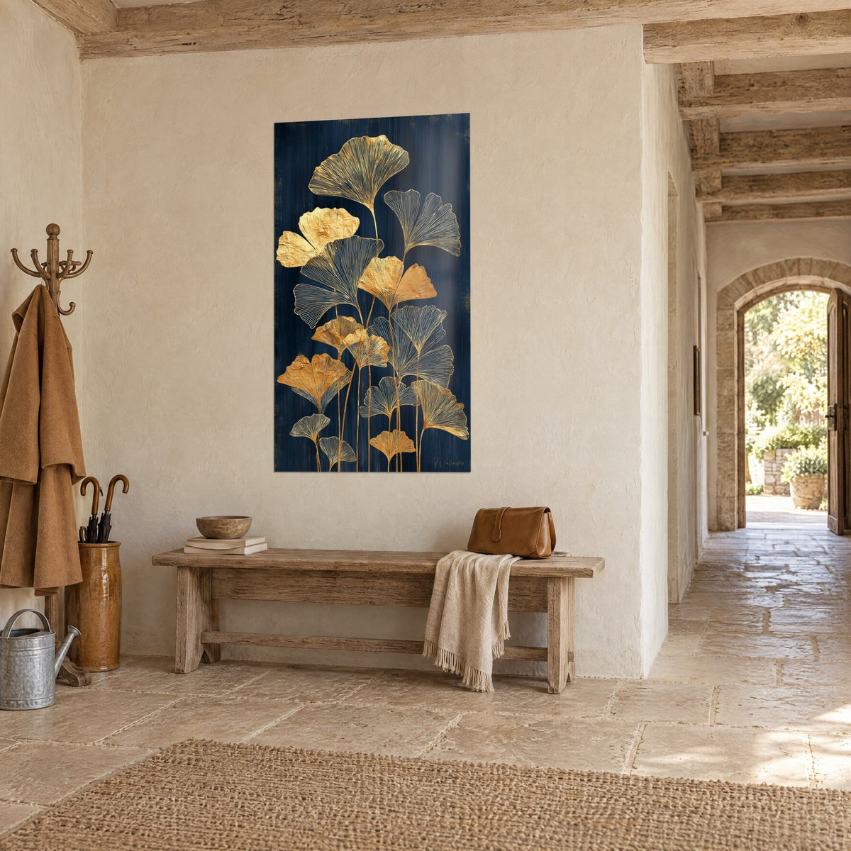 Cuadro de hojas en abanico de ginkgo ocre y bronce sobre fondo azul marino, pared de yeso blanco, banco de madera, pasillo abovedado de piedra