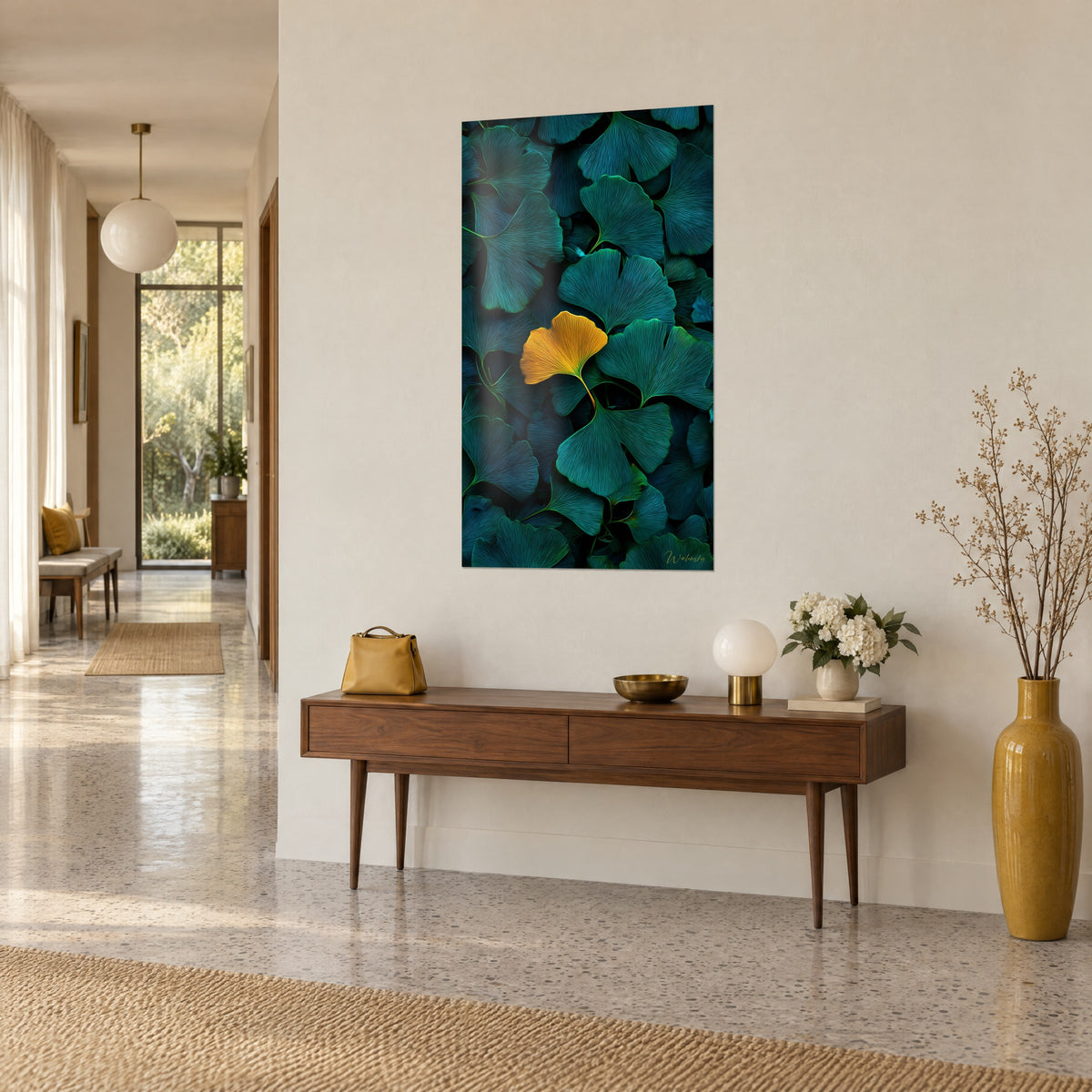 Quadro ginkgo biloba dorato tra foglie verde smeraldo e blu anatra, nervature sottili, appeso in un corridoio soleggiato