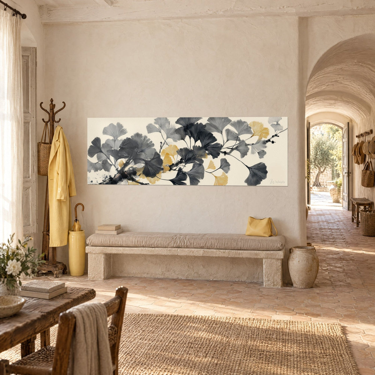 Schilderij met een japanse tak, okergoud en rookzwarte bladeren, panoramisch op crème achtergrond, boven een stenen bank