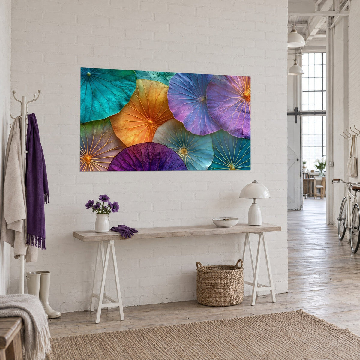 Gemälde mit übereinanderliegenden riesigen Seerosenblättern, bernsteinorange im Zentrum, violett und taubenblau außen, an einer weißen Ziegelwand eines Lofts