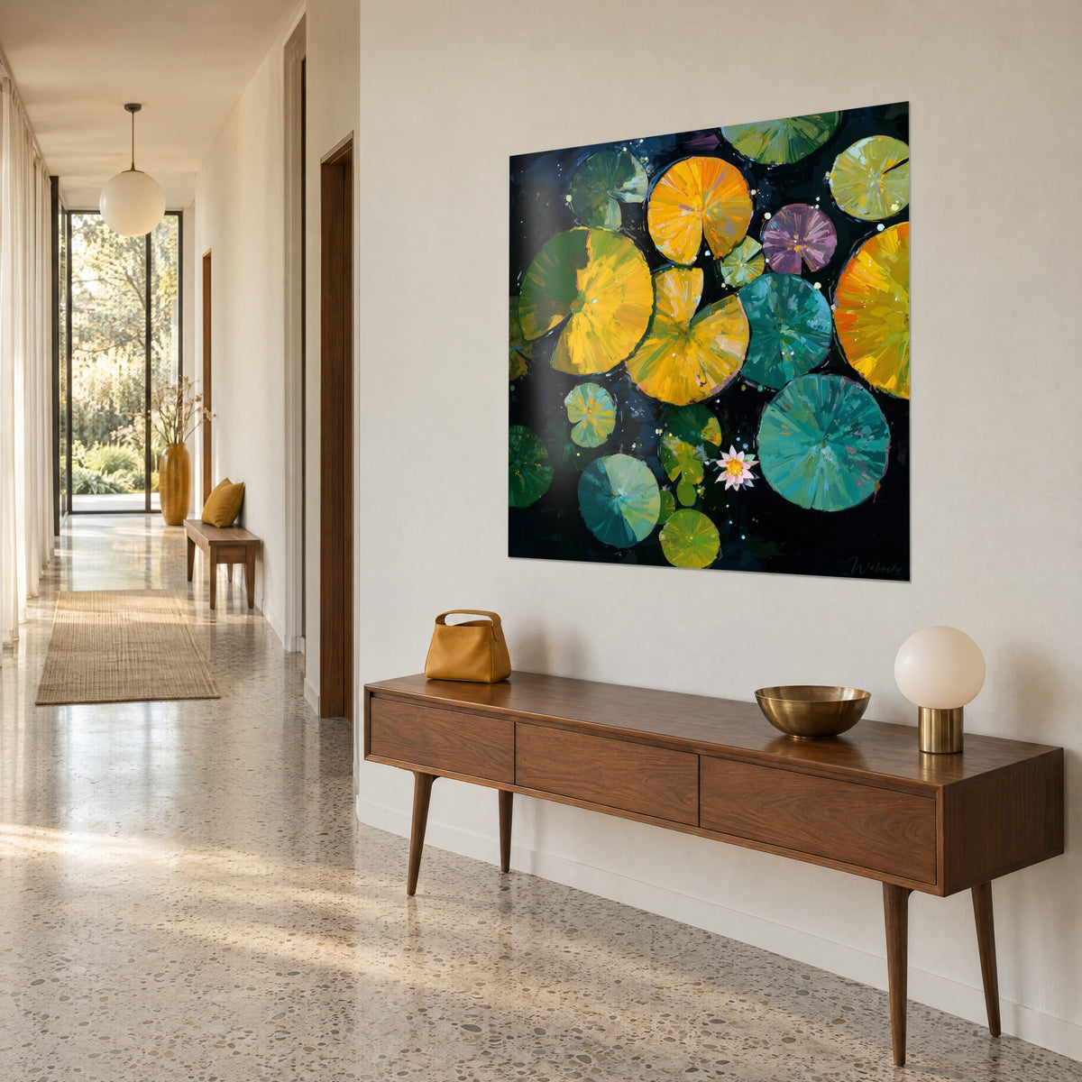 Schilderij van een watertuin met grote turquoise en gouden bladeren op zwart water, boven een houten console in de gang gehangen