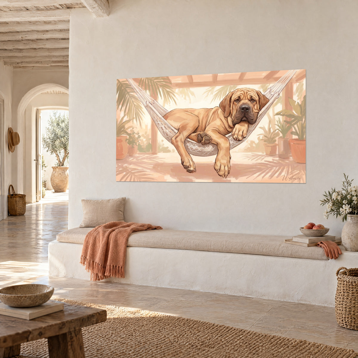 Schilderij mastiff zandkleurig languit op een touwnet, zachtgroene palmbladeren en terracotta potten, aan de muur van een gewelfde kamer