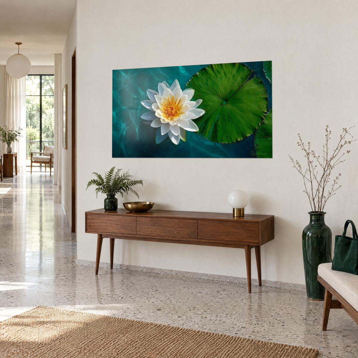 Schilderij lotusbloem met ivoorkleurige bloemblaadjes en safraangeel hart, drijvend op blauwgroen water, houten console, lichte gang