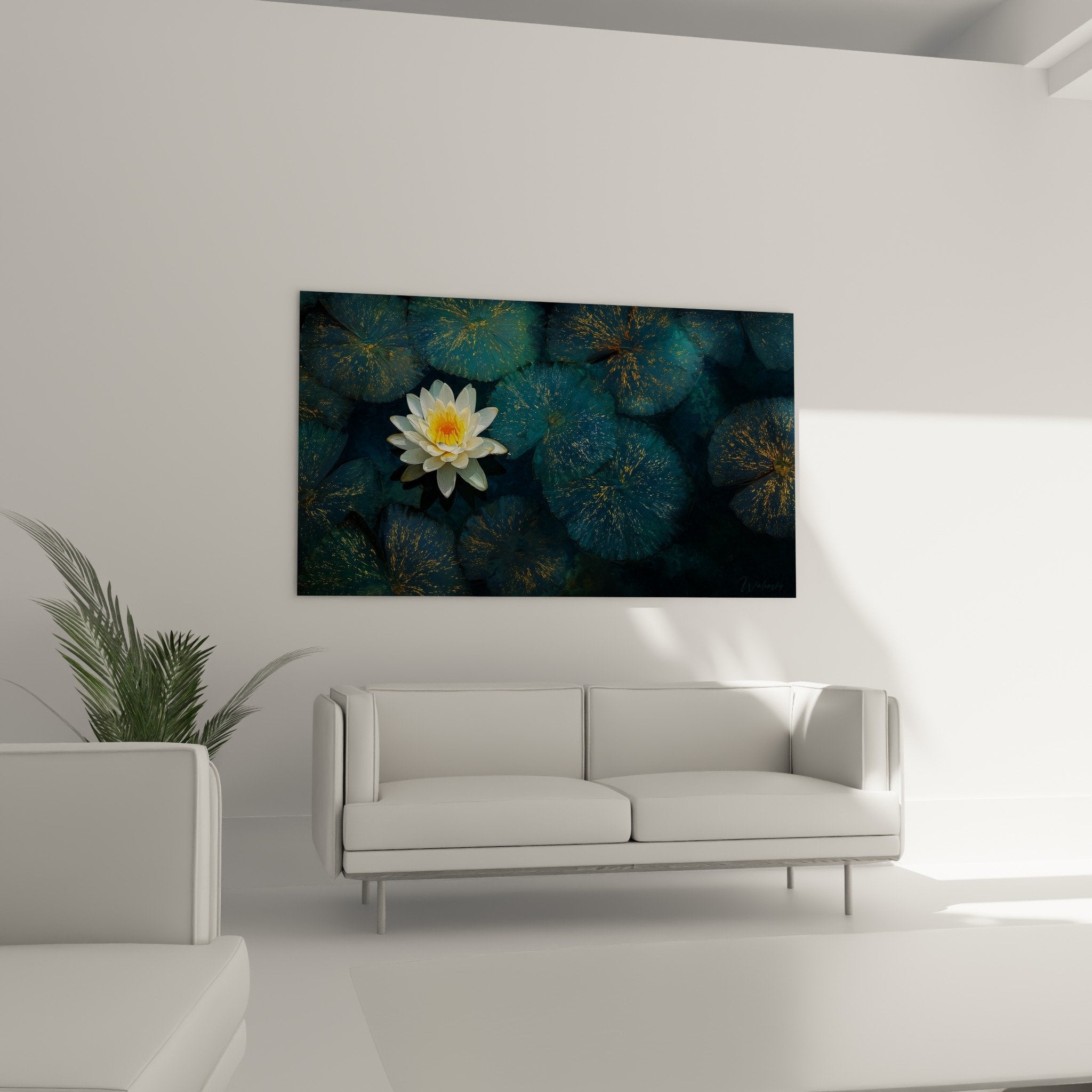 Detail fleur de lotus blanche aux petales purs et coeur jaune sur feuillage bleu-vert scintillant
